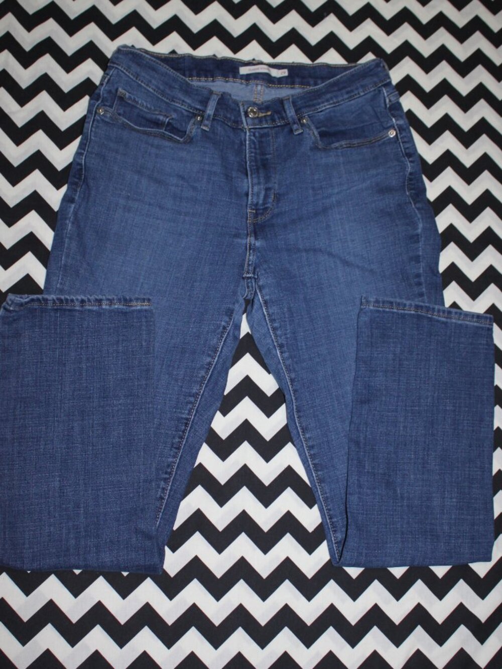 Women's Classic Straight Levi's Jeans - Size 29     (pair #4)